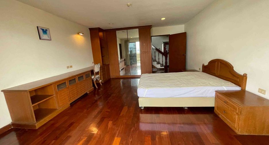 For rent 4 bedrooms condo in Watthana, Bangkok
