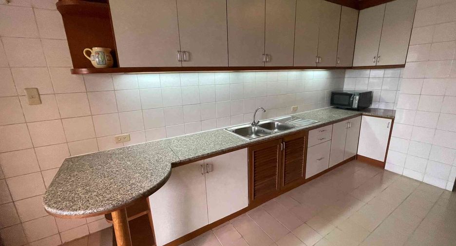 For rent 4 bedrooms condo in Watthana, Bangkok