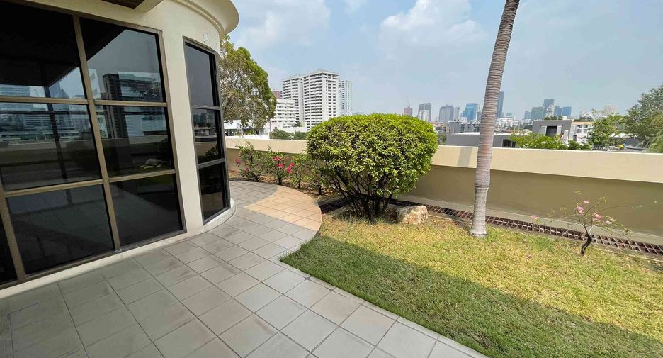 For rent 4 bedrooms condo in Watthana, Bangkok
