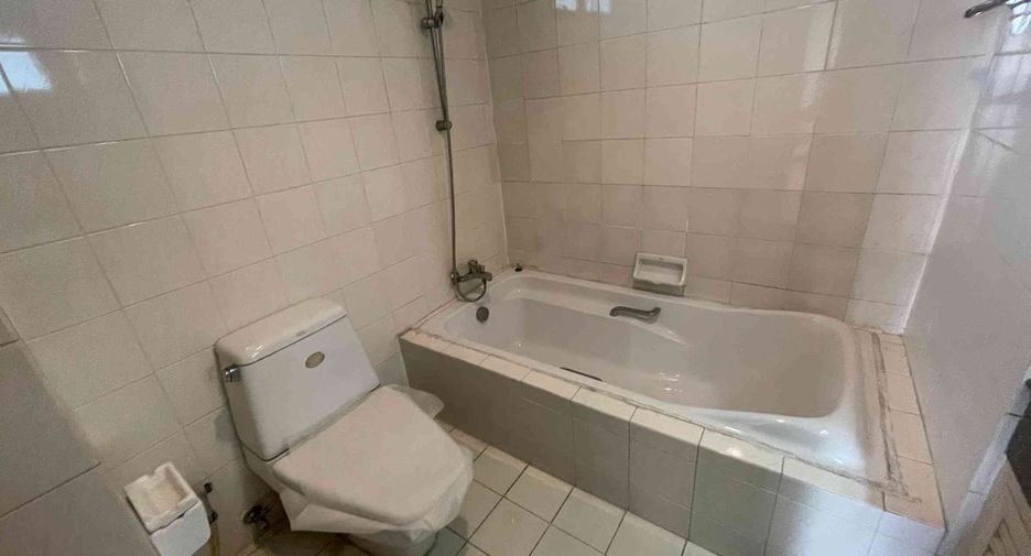For rent 4 bedrooms condo in Watthana, Bangkok