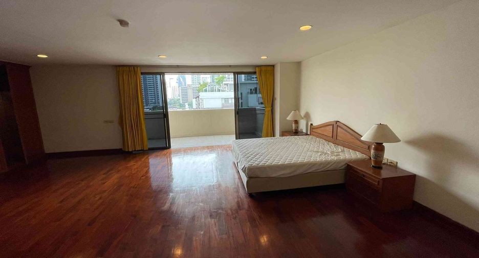 For rent 4 bedrooms condo in Watthana, Bangkok