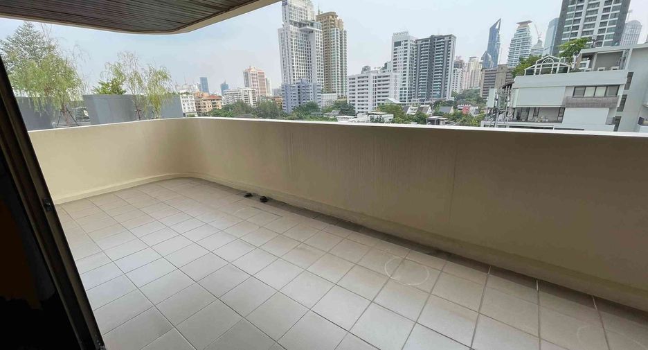 For rent 4 bedrooms condo in Watthana, Bangkok