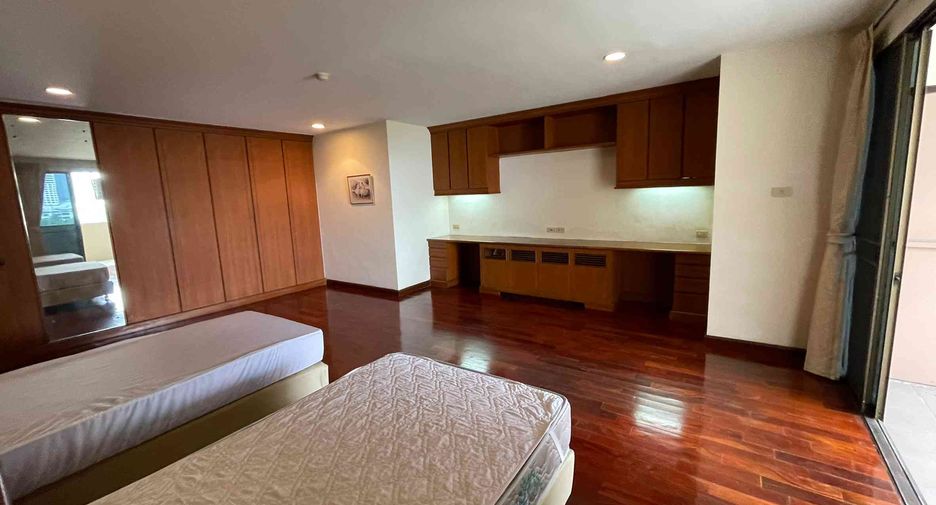 For rent 4 bedrooms condo in Watthana, Bangkok