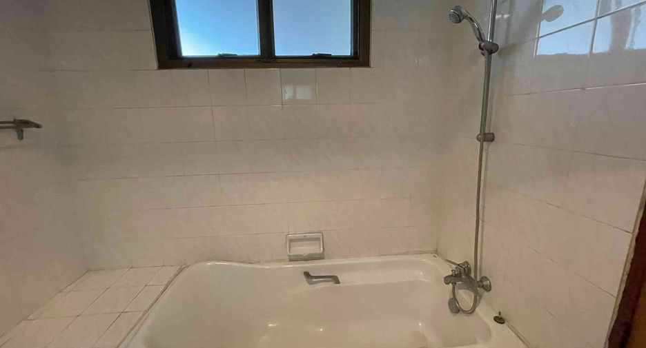 For rent 4 bedrooms condo in Watthana, Bangkok