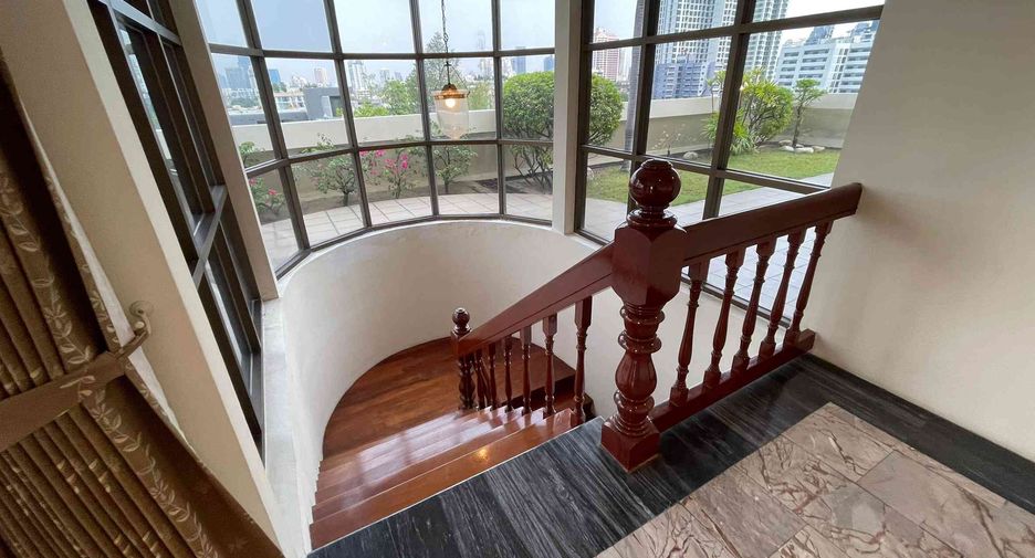 For rent 4 bedrooms condo in Watthana, Bangkok