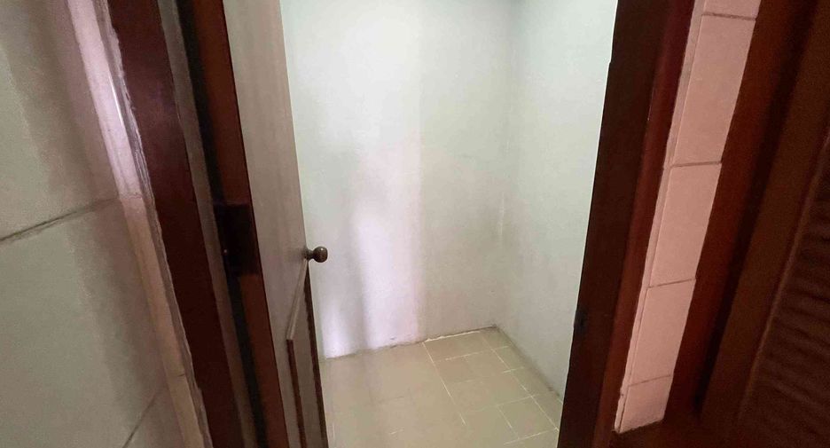 For rent 4 bedrooms condo in Watthana, Bangkok