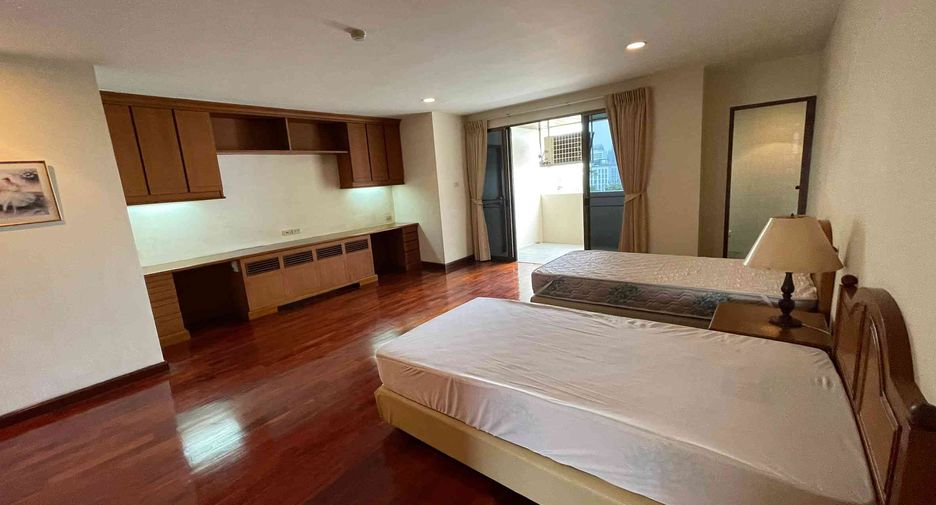 For rent 4 bedrooms condo in Watthana, Bangkok