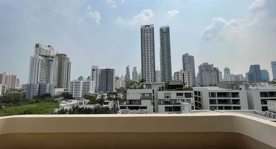 For rent 4 bedrooms condo in Watthana, Bangkok