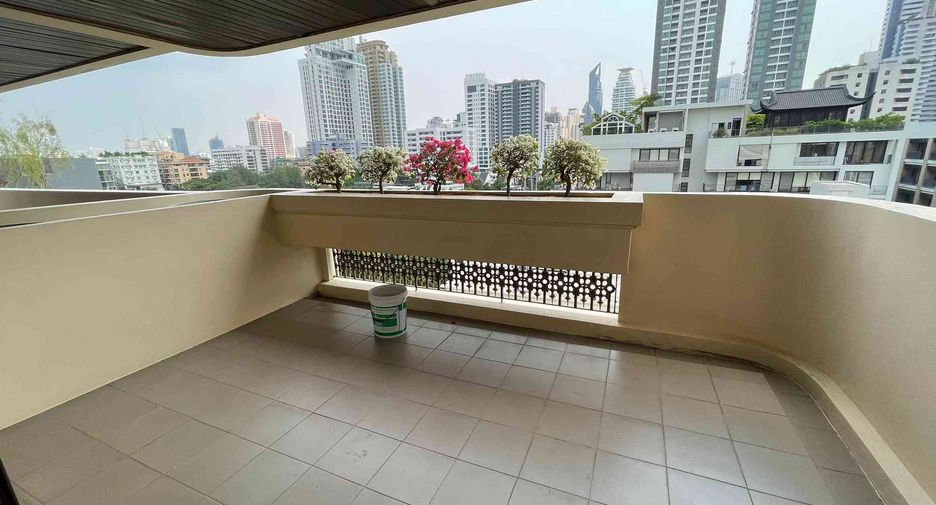 For rent 4 bedrooms condo in Watthana, Bangkok