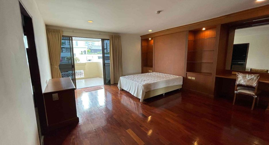 For rent 4 bedrooms condo in Watthana, Bangkok