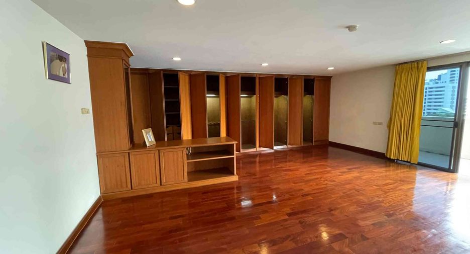 For rent 4 bedrooms condo in Watthana, Bangkok