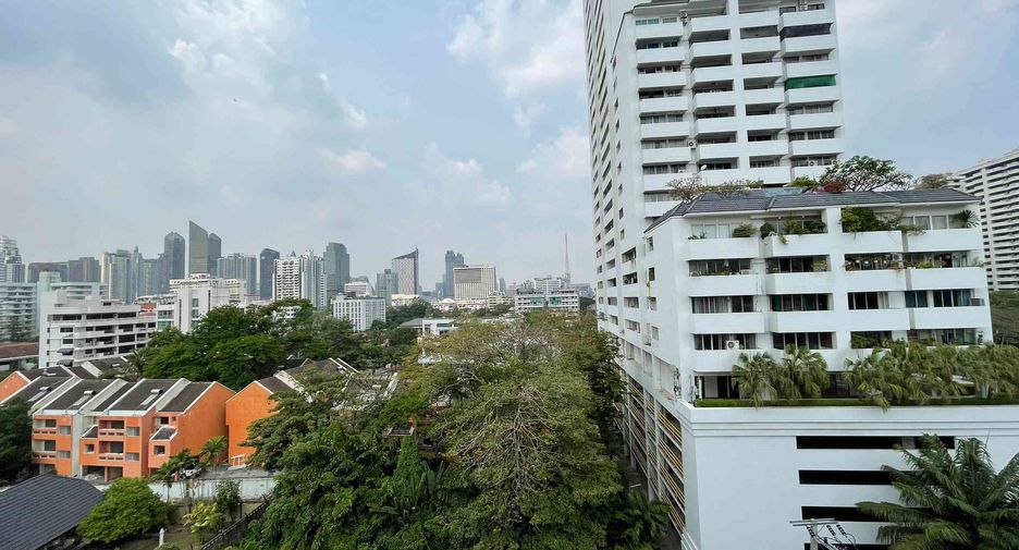 For rent 4 bedrooms condo in Watthana, Bangkok