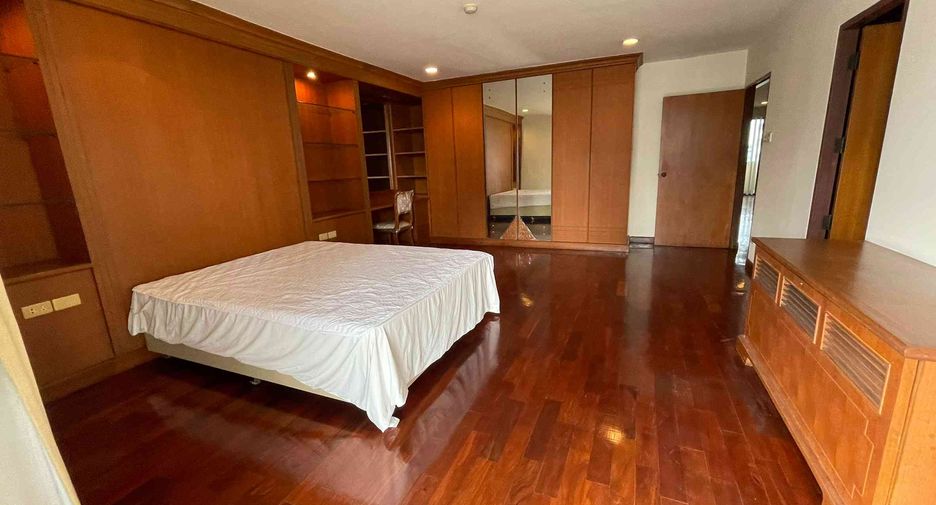 For rent 4 bedrooms condo in Watthana, Bangkok