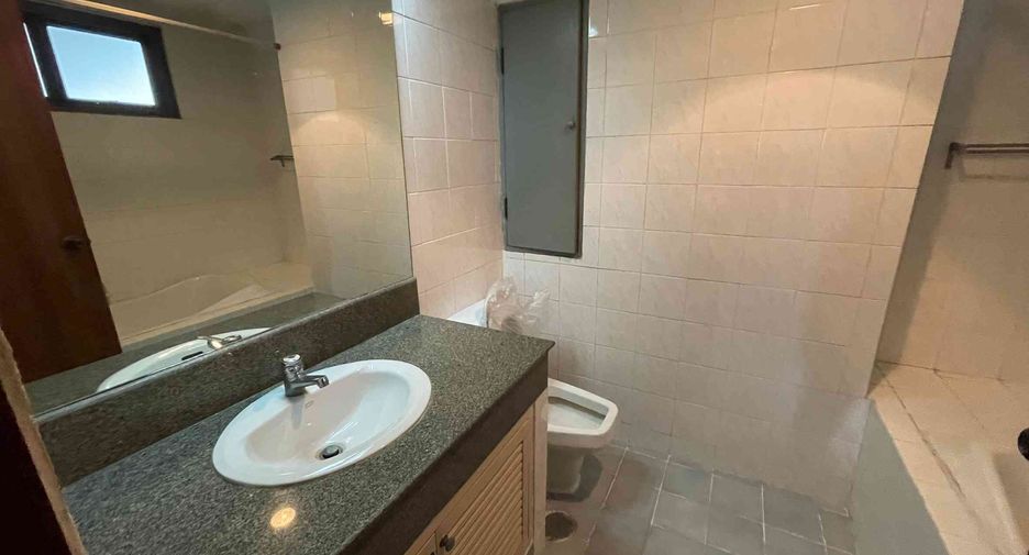 For rent 4 bedrooms condo in Watthana, Bangkok
