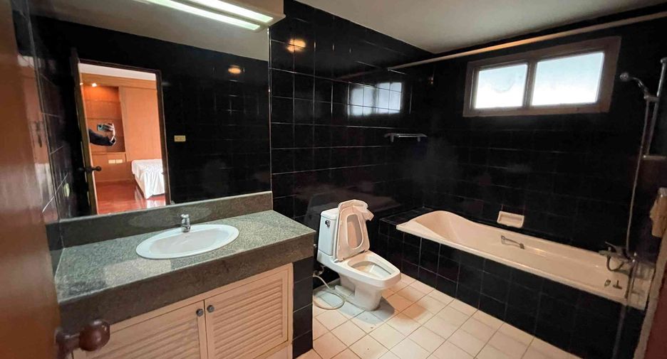 For rent 4 bedrooms condo in Watthana, Bangkok