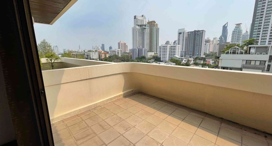 For rent 4 bedrooms condo in Watthana, Bangkok