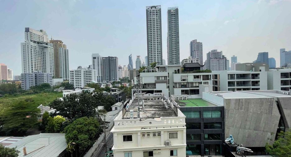 For rent 4 bedrooms condo in Watthana, Bangkok