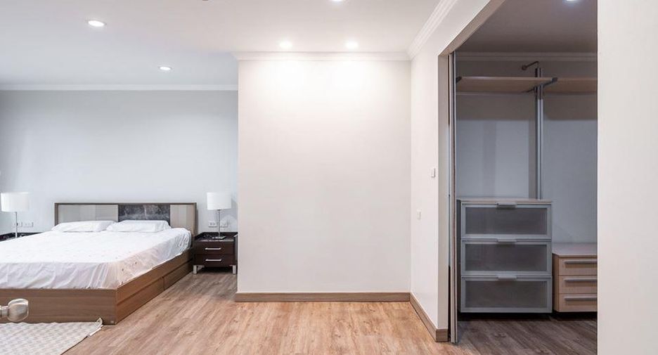 For rent 3 bedrooms condo in Watthana, Bangkok