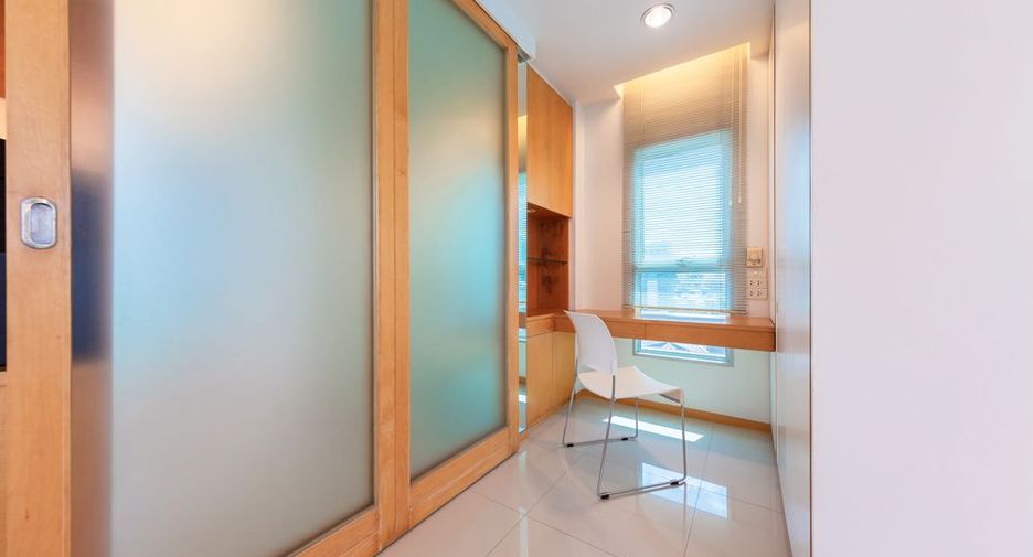 For rent 1 bed condo in Yan Nawa, Bangkok
