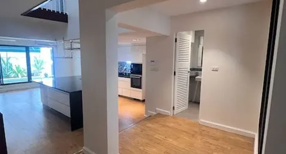 Casa adosada en venta y en alquiler de 4 habitaciones en Watthana, Bangkok
