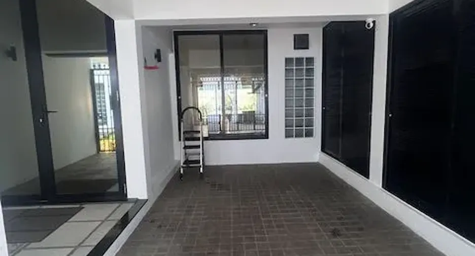 Casa adosada en venta y en alquiler de 4 habitaciones en Watthana, Bangkok