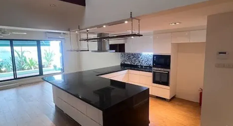 Casa adosada en venta y en alquiler de 4 habitaciones en Watthana, Bangkok
