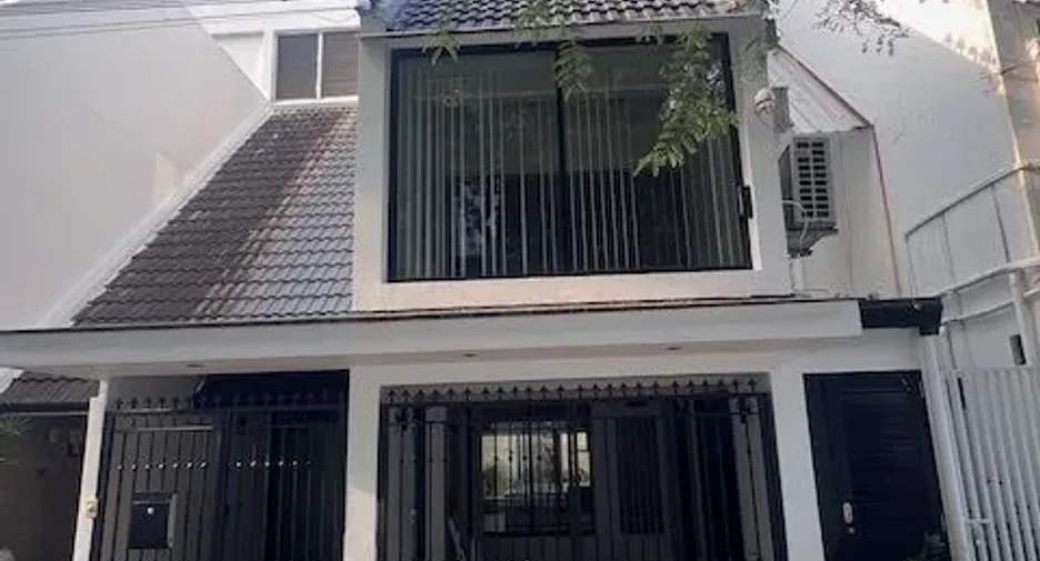 Casa adosada en venta y en alquiler de 4 habitaciones en Watthana, Bangkok