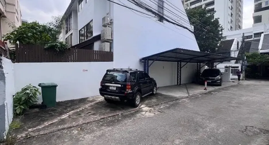 Casa adosada en venta y en alquiler de 4 habitaciones en Watthana, Bangkok