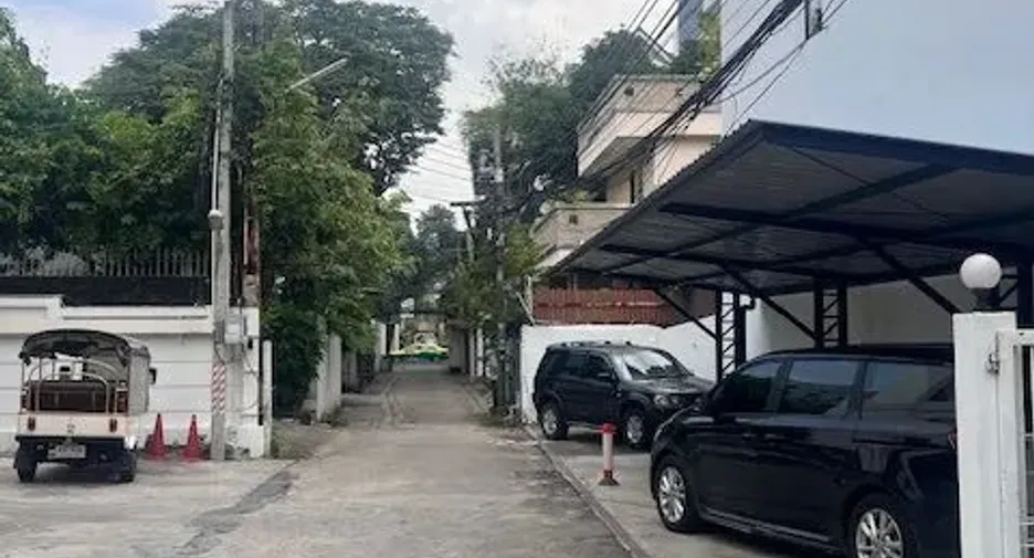 Casa adosada en venta y en alquiler de 4 habitaciones en Watthana, Bangkok