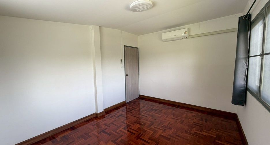 For rent 4 bedrooms house in Bang Na, Bangkok