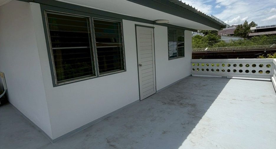 For rent 4 bedrooms house in Bang Na, Bangkok