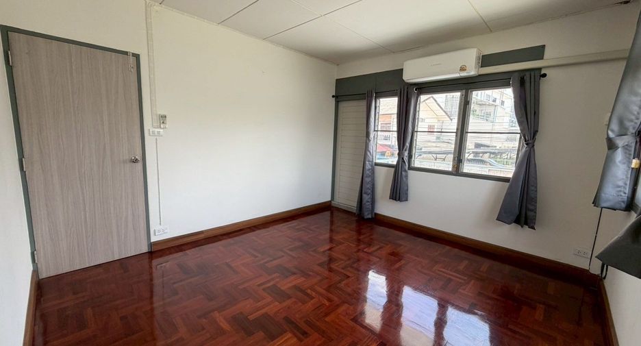 For rent 4 bedrooms house in Bang Na, Bangkok