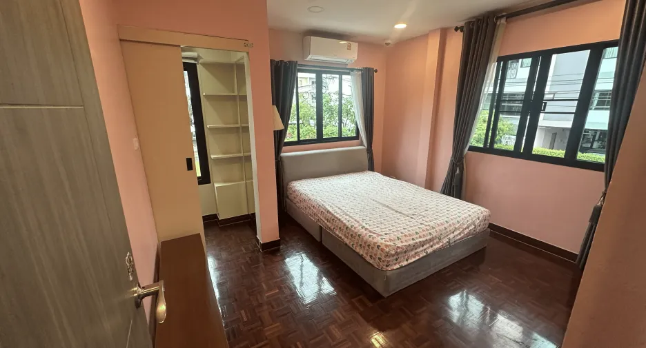 For rent 5 ベッドルーム house in Phra Khanong, Bangkok