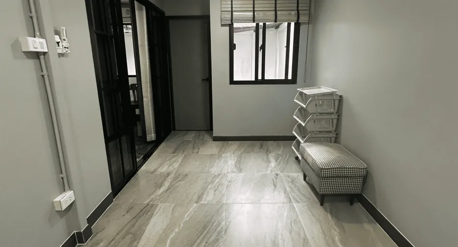 For rent 5 ベッドルーム house in Phra Khanong, Bangkok