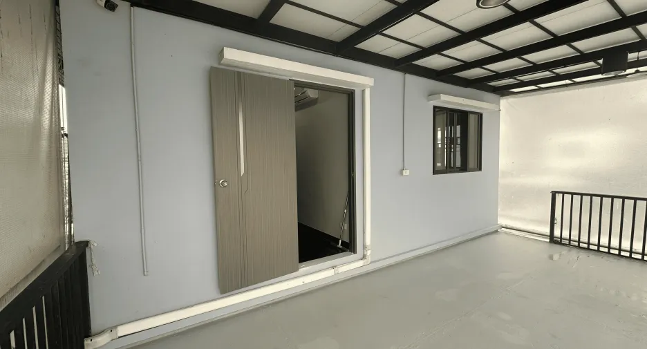 For rent 5 ベッドルーム house in Phra Khanong, Bangkok