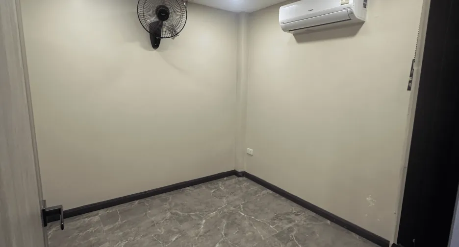 For rent 5 ベッドルーム house in Phra Khanong, Bangkok