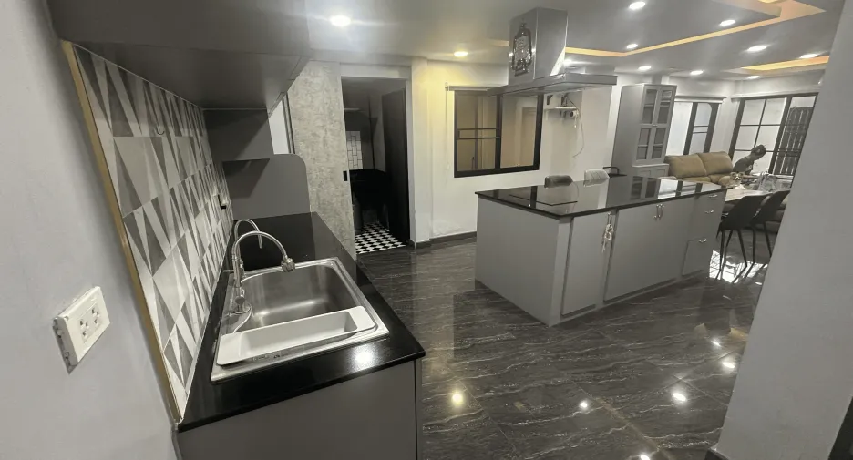 For rent 5 ベッドルーム house in Phra Khanong, Bangkok