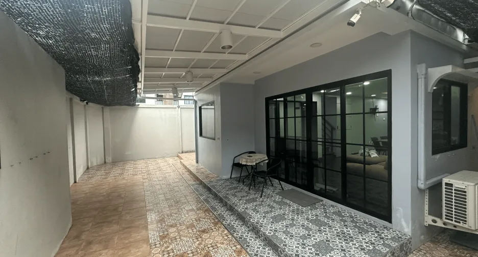 For rent 5 ベッドルーム house in Phra Khanong, Bangkok