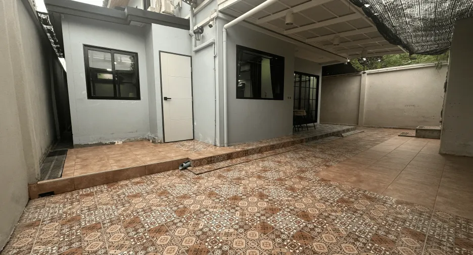 For rent 5 ベッドルーム house in Phra Khanong, Bangkok