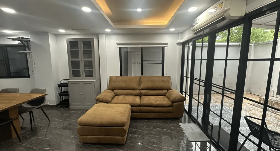 For rent 5 ベッドルーム house in Phra Khanong, Bangkok