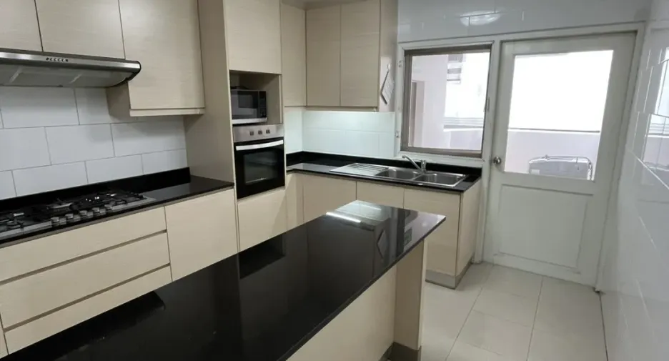 Condo en alquiler de 3 habitaciones en Khlong Toei, Bangkok