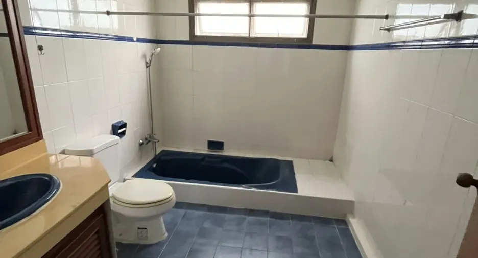 Condo en alquiler de 3 habitaciones en Khlong Toei, Bangkok