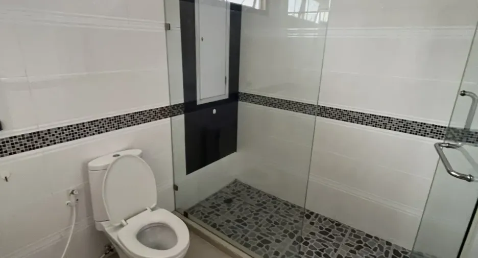 Condo en alquiler de 3 habitaciones en Khlong Toei, Bangkok