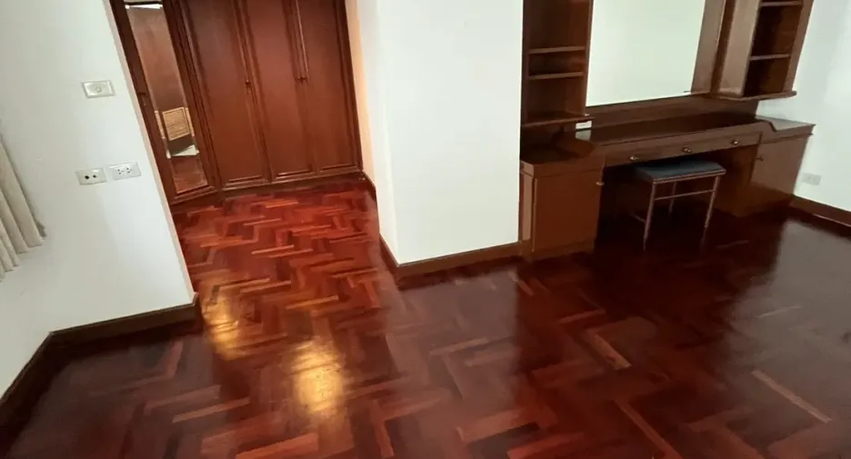 Condo en alquiler de 3 habitaciones en Khlong Toei, Bangkok