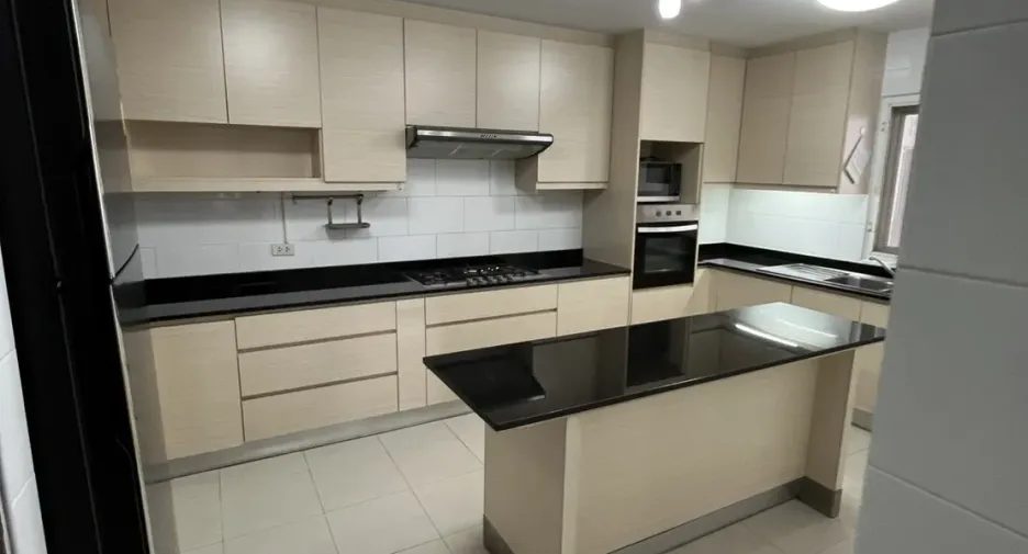 Condo en alquiler de 3 habitaciones en Khlong Toei, Bangkok