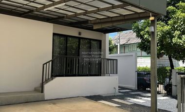 Casa adosada en alquiler de 3 habitaciones en Saphan Sung, Bangkok