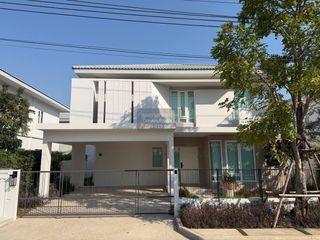 Casa en alquiler de 4 habitaciones en Bang Phli, Samut Prakan