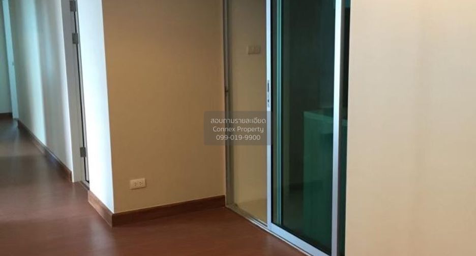 For rent 3 bedrooms condo in Huai Khwang, Bangkok