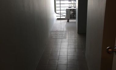 Condo en alquiler de 3 habitaciones en Huai Khwang, Bangkok