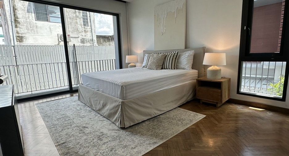 Haus zur Miete mit 4 Zimmer in Watthana, Bangkok